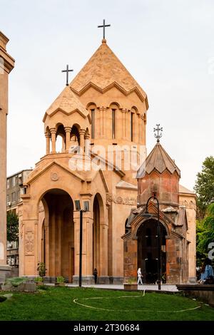 Jerewan, Armenien - 29. September 2023: Katoghike Heilige Mutter Gottes Kirche im zentralen Stadtteil Kentron der Stadt Jerewan am Herbsttag Stockfoto