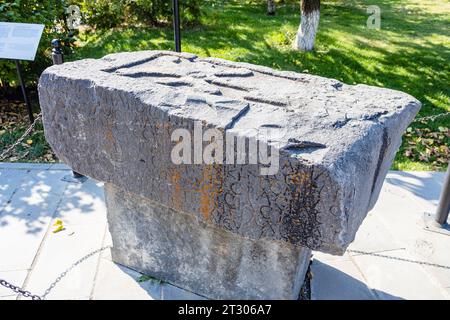 Garni, Armenien - 30. September 2023: Antike griechische Inschrift auf Stein über den Bau des Tempels von Garni an dieser Stelle im Jahre 77 n. Chr. durch König Tiridates Stockfoto