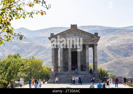 Garni, Armenien - 30. September 2023: Vorderansicht des antiken griechisch-römischen Tempels von Garni in Gegham-Bergen in Armenien am sonnigen Herbsttag Stockfoto