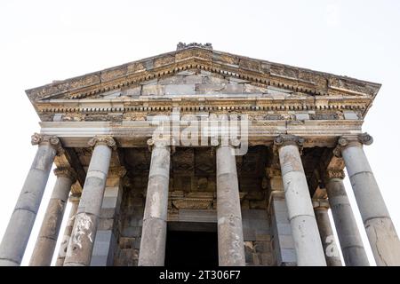 Garni, Armenien - 30. September 2023: Portikus und Kolonnade mit ionischem Orden des antiken griechisch-römischen Tempels Garni. Es ist das einzige erhaltene Denkmal Stockfoto