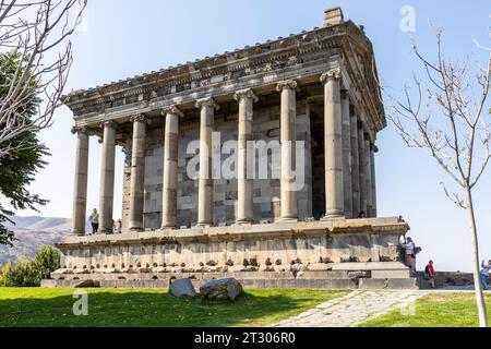 Garni, Armenien - 30. September 2023: Seitenansicht des antiken griechisch-römischen Tempels von Garni in Armenien am sonnigen Herbsttag. Es ist das einzige Denkmal, das überlebt hat Stockfoto