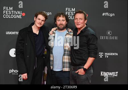 Schauspieler Philip Froissant, Regisseur Florian Baxmeyer und Schauspieler Oliver Masucci, l-r, kommt zum Screening des Film eine Billion Dollar beim 33. Filmfestival Köln, FFCGN in den Kölner Filmpalast *** Schauspieler Philip Froissant, Regisseur Florian Baxmeyer und Schauspieler Oliver Masucci, l r, kommen bei der Filmvorführung A Billion Dollars beim Filmfestival Köln 33 an, FFCGN beim Filmpalast Köln, Deutschland. Quelle: Imago/Alamy Live News Stockfoto