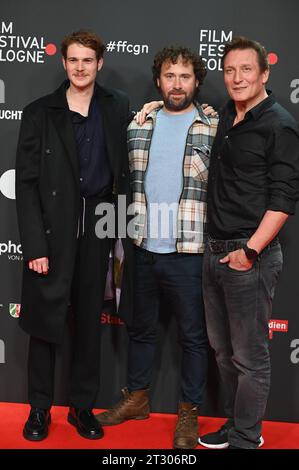 Schauspieler Philip Froissant, Regisseur Florian Baxmeyer und Schauspieler Oliver Masucci, l-r, kommt zum Screening des Film eine Billion Dollar beim 33. Filmfestival Köln, FFCGN in den Kölner Filmpalast *** Schauspieler Philip Froissant, Regisseur Florian Baxmeyer und Schauspieler Oliver Masucci, l r, kommen bei der Filmvorführung A Billion Dollars beim Filmfestival Köln 33 an, FFCGN beim Filmpalast Köln, Deutschland. Quelle: Imago/Alamy Live News Stockfoto