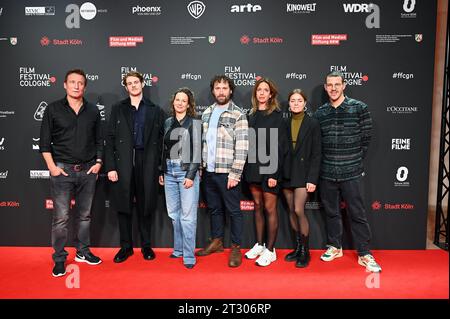 Schauspieler Oliver Masucci, Philip Froissant 1. Und 2. Regisseur Florian Baxmeyer 4.v.l. sowie Produzenten Anna Katharina Brehm Paramount Susanne Schidknecht Paramount, Frederike Weykamp WB und Max However kamera sowie kommt zum Screening des Film eine Milliarde Dollar beim 33. Filmfestival Köln, FFCGN in den Kölner Filmpalast *** Schauspieler Oliver Masucci, Philip Froissant 1 und 2 V l Regisseur Florian Baxmeyer 4 V l und Produzenten Anna Katharina Brehm Paramount Susanne Schidknecht Paramount, Frederike Weykamp W B und Max However kamera kommen ebenfalls zur Vorführung des Films A Bill Stockfoto