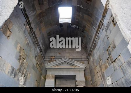 Garni, Armenien - 30. September 2023: Oberes Licht im antiken griechisch-römischen Tempel von Garni. Der Garni-Tempel ist das einzige Denkmal, das in Armenien überlebt wurde Stockfoto