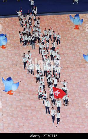 Während der Eröffnungszeremonie der 4. Asiatischen Para-Spiele in Hangzhou in der ostchinesischen Provinz Zhejiang ziehen Sie in das Stadion des Olympischen Sportzentrums von Hangzhou ein. Oktober 2023. Die Delegation von Hongkong, China parade in das Stadion des Olympischen Sportzentrums von Hangzhou während der Eröffnungszeremonie der 4. Asiatischen Para-Spiele in Hangzhou, der ostchinesischen Provinz Zhejiang, am 22. Oktober 2023. Quelle: Xu Yu/Xinhua/Alamy Live News Stockfoto
