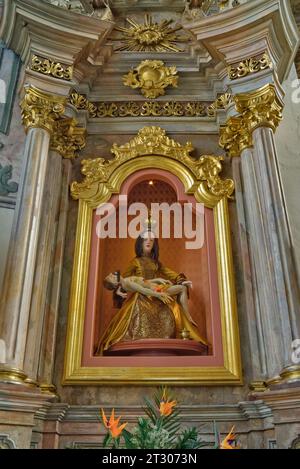 Pieta-Gemälde, Jungfrau Maria mit dem Gekreuzigten Jesus Christus, Seitenaltar an der Heilig-Kreuz-Kirche in Brzeg, Opolskie, Polen Stockfoto