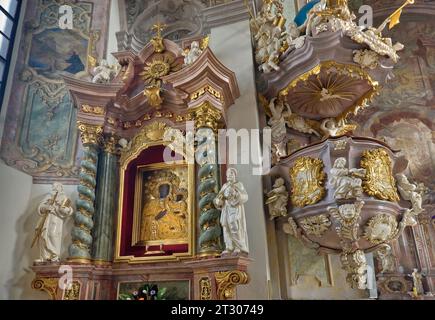 Schwarze Madonna, eine Schutzpatronin Polens, Gemälde am Seitenaltar, Kanzel, in der Kirche des Heiligen Kreuzes in Brzeg, Opolskie, Polen Stockfoto