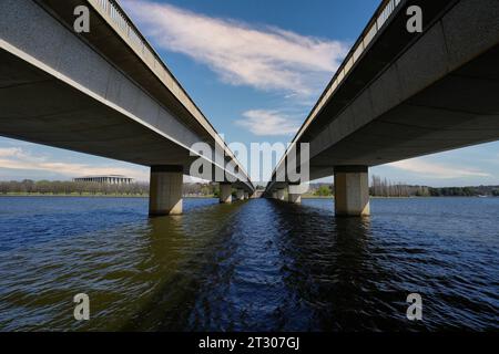 Die Commonwealth Avenue Bridge über den See in Canberra, Australien. Stockfoto