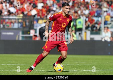 Rom, Italien. Oktober 2023. Leandro Paredes von AS Roma während des Spiels der Serie A Tim zwischen AS Roma und AC Monza im Stadio Olimpico am 22. Oktober 2023 in Rom. Quelle: Giuseppe Maffia/Alamy Live News Stockfoto