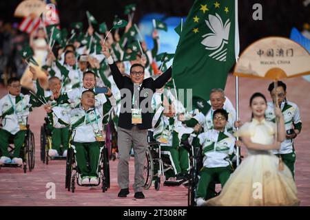 Während der Eröffnungszeremonie der 4. Asiatischen Para-Spiele in Hangzhou in der ostchinesischen Provinz Zhejiang ziehen Sie in das Stadion des Olympischen Sportzentrums von Hangzhou ein. Oktober 2023. Delegation von Macau, China, Parade in das Stadion des Olympischen Sportzentrums von Hangzhou während der Eröffnungszeremonie der 4. Asiatischen Para-Spiele in Hangzhou, der ostchinesischen Provinz Zhejiang, am 22. Oktober 2023. Quelle: Cai Yang/Xinhua/Alamy Live News Stockfoto