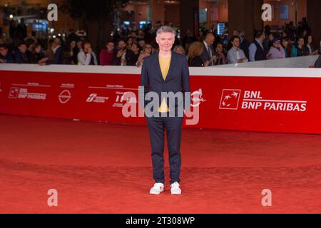 Rom, Italien. Oktober 2023. Regisseur Kevin Macdonald besucht den roten Teppich des Films „High & Low - John Galliano“ am vierten Abend der 18. Ausgabe des Rome Film Festivals am 21. Oktober 2023 (Foto: Matteo Nardone/Pacific Press) Credit: Pacific Press Media Production Corp./Alamy Live News Stockfoto