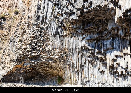 symphonie der Steine - natürliche Basaltformationen in der Garni-Schlucht in Armenien am sonnigen Herbsttag Stockfoto