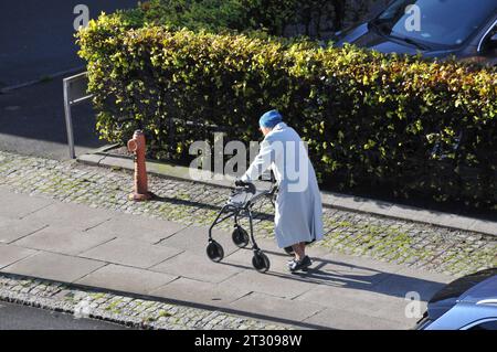 Kopenhagen, Dänemark /22. Oktober. 2023/.Senio-Bürger mit Walker in Kastrup dänische Hauptstadt. Photo.Francis Joseph Dean/Dean Pictures Credit: Imago/Alamy Live News Stockfoto