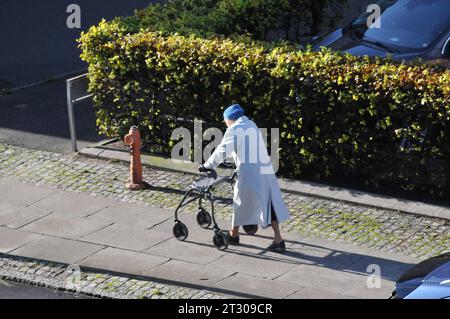 Kopenhagen, Dänemark /22. Oktober. 2023/.Senio-Bürger mit Walker in Kastrup dänische Hauptstadt. Photo.Francis Joseph Dean/Dean Pictures Credit: Imago/Alamy Live News Stockfoto