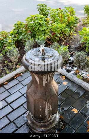 Wassersprudel mit Trinkwasser auf der Straße der Stadt Jerewan am Herbsttag Stockfoto