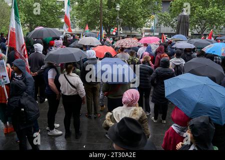 22. Oktober 2023, Melbourne Victoria Australia, das Meer der Regenschirme bei der Pro Palestine Rally in der State Library of Victoria. Melbourne Victoria Australia Credit PjHickox/ Alamy Live News Stockfoto