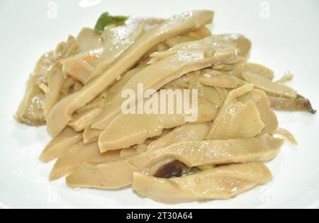 Gebratene Scheibe aus chinesischem Bambus mit Pilzen in Sojasauce vegetarisches Essen auf Teller Stockfoto