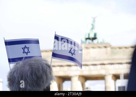 Berlin - Deutschland. Demo und Kundgebung gegen Antisemitismus und für Solidarität mit, Israel. Oktober 2023. Am Brandenburger Tor. *** 21 10 2023, Berlin Deutschland Demonstration und Kundgebung gegen Antisemitismus und für Solidarität mit Israel am Brandenburger Tor. Quelle: Imago/Alamy Live News Stockfoto