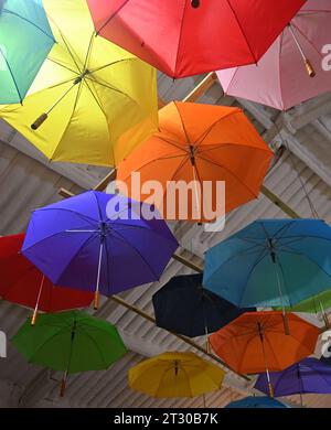 Sonnenschirme an der Decke des Cafés Stockfoto