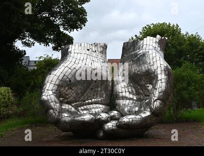 Er überreicht die Skulptur des Künstlers Rick Kirby vor der Woodbridge Quay Church in Woodbridge Stockfoto