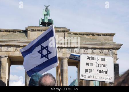 Berlin - Deutschland. Demo und Kundgebung gegen Antisemitismus und für Solidarität mit, Israel. Oktober 2023. Am Brandenburger Tor. *** 21 10 2023, Berlin Deutschland Demonstration und Kundgebung gegen Antisemitismus und für Solidarität mit Israel am Brandenburger Tor. Quelle: Imago/Alamy Live News Stockfoto