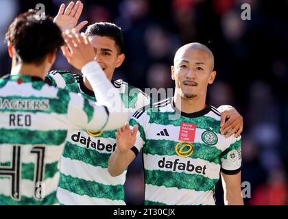 Celtic's Daizen Maeda (rechts) feiert das zweite Tor ihrer Mannschaft während des Cinch Premiership Matches im Tynecastle Park, Edinburgh. Bilddatum: Sonntag, 22. Oktober 2023. Stockfoto