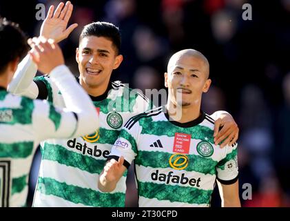 Celtic's Daizen Maeda (rechts) feiert das zweite Tor ihrer Mannschaft während des Cinch Premiership Matches im Tynecastle Park, Edinburgh. Bilddatum: Sonntag, 22. Oktober 2023. Stockfoto