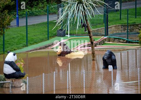 Stourport on Severn, Worcestershire, 22. Oktober 2023. Der Fluss Severn in Stourport steigt nach dem Sturm Babet weiter an, und der Gipfel wird voraussichtlich am Montagabend erreicht. Ein verrückter Golfplatz ist unter Wasser zu sehen. G.P. Essex /Alamy Live News Stockfoto