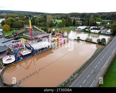 Stourport on Severn, Worcestershire, 22. Oktober 2023. Der Fluss Severn in Stourport steigt nach dem Sturm Babet weiter an, und der Gipfel wird voraussichtlich am Montagabend erreicht. Ein Parkplatz am Fluss liegt unter Wasser. G.P. Essex /Alamy Live News Stockfoto