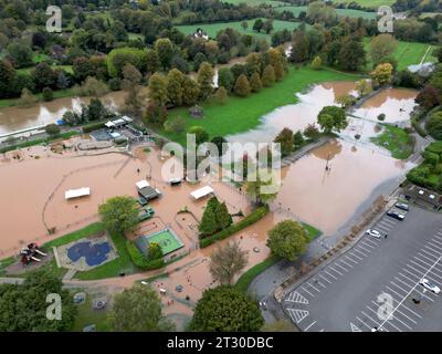 Stourport on Severn, Worcestershire, 22. Oktober 2023. Der Fluss Severn in Stourport steigt nach dem Sturm Babet weiter an, und der Gipfel wird voraussichtlich am Montagabend erreicht. Ein Parkplatz und ein verrückter Golfplatz liegen unter Wasser. G.P. Essex /Alamy Live News Stockfoto