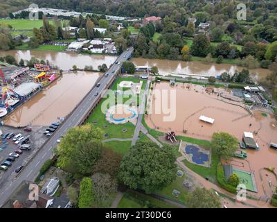 Stourport on Severn, Worcestershire, 22. Oktober 2023. Der Fluss Severn in Stourport steigt nach dem Sturm Babet weiter an, und der Gipfel wird voraussichtlich am Montagabend erreicht. Ein Parkplatz und ein verrückter Golfplatz liegen unter Wasser. G.P. Essex /Alamy Live News Stockfoto