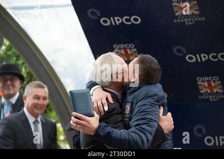 Ascot, Berkshire, Großbritannien. Oktober 2023. US-amerikanischer Jockey Steve Cauthen (L) wurde heute in der QIPCO British Champions Series, Hall of Fame, ausgezeichnet. Seine Medaille erhielt er von Jockey Frankie Dettori (R). Cauthen wird der fünfte Jockey, der in die QIPCO British Champions Series Hall of Fame aufgenommen wurde, nach Lester Piggott, Pat Eddery, Frankie Dettori und Willie Carson. Der 63-Jährige war eine Sensation über Nacht in Amerika und wurde mit nur 18 Jahren der jüngste Jockey, der 1978 den US Triple Crown gewann. Quelle: Maureen McLean/Alamy Live News Stockfoto