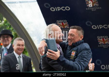 Ascot, Berkshire, Großbritannien. Oktober 2023. US-amerikanischer Jockey Steve Cauthen (L) wurde heute in der QIPCO British Champions Series, Hall of Fame, ausgezeichnet. Seine Medaille erhielt er von Jockey Frankie Dettori (R). Cauthen wird der fünfte Jockey, der in die QIPCO British Champions Series Hall of Fame aufgenommen wurde, nach Lester Piggott, Pat Eddery, Frankie Dettori und Willie Carson. Der 63-Jährige war eine Sensation über Nacht in Amerika und wurde mit nur 18 Jahren der jüngste Jockey, der 1978 den US Triple Crown gewann. Quelle: Maureen McLean/Alamy Live News Stockfoto