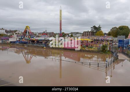 Bewdley, Worcestershire, 22. Oktober 2023. Hochwasserbarrieren wurden installiert, da der Fluss Severn nach Sturm Babet weiter ansteigt, wobei der Pegel am Montagabend voraussichtlich seinen Höhepunkt erreichen wird. Im nahe gelegenen Stourport on Severn befindet sich ein Parkplatz unter Wasser. G.P. Essex /Alamy Live News Stockfoto