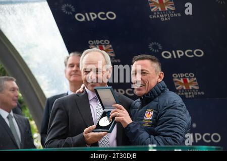 Ascot, Berkshire, Großbritannien. Oktober 2023. US-amerikanischer Jockey Steve Cauthen (L) wurde heute in der QIPCO British Champions Series, Hall of Fame, ausgezeichnet. Seine Medaille erhielt er von Jockey Frankie Dettori (R). Cauthen wird der fünfte Jockey, der in die QIPCO British Champions Series Hall of Fame aufgenommen wurde, nach Lester Piggott, Pat Eddery, Frankie Dettori und Willie Carson. Der 63-Jährige war eine Sensation über Nacht in Amerika und wurde mit nur 18 Jahren der jüngste Jockey, der 1978 den US Triple Crown gewann. Quelle: Maureen McLean/Alamy Live News Stockfoto