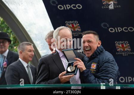 Ascot, Berkshire, Großbritannien. Oktober 2023. US-amerikanischer Jockey Steve Cauthen (L) wurde heute in der QIPCO British Champions Series, Hall of Fame, ausgezeichnet. Seine Medaille erhielt er von Jockey Frankie Dettori (R). Cauthen wird der fünfte Jockey, der in die QIPCO British Champions Series Hall of Fame aufgenommen wurde, nach Lester Piggott, Pat Eddery, Frankie Dettori und Willie Carson. Der 63-Jährige war eine Sensation über Nacht in Amerika und wurde mit nur 18 Jahren der jüngste Jockey, der 1978 den US Triple Crown gewann. Quelle: Maureen McLean/Alamy Live News Stockfoto