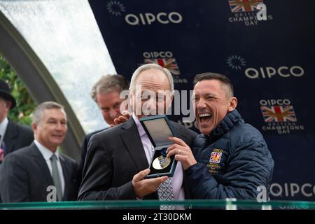 Ascot, Berkshire, Großbritannien. Oktober 2023. US-amerikanischer Jockey Steve Cauthen (L) wurde heute in der QIPCO British Champions Series, Hall of Fame, ausgezeichnet. Seine Medaille erhielt er von Jockey Frankie Dettori (R). Cauthen wird der fünfte Jockey, der in die QIPCO British Champions Series Hall of Fame aufgenommen wurde, nach Lester Piggott, Pat Eddery, Frankie Dettori und Willie Carson. Der 63-Jährige war eine Sensation über Nacht in Amerika und wurde mit nur 18 Jahren der jüngste Jockey, der 1978 den US Triple Crown gewann. Quelle: Maureen McLean/Alamy Live News Stockfoto