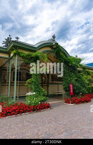 Meran, Italien - 8. August 2023: Außenansicht der Wandelhalle Stockfoto