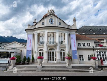 Meran, Italien – 9. August 2023: Außenansicht des Kurhauses in Meran, entworfen von Josef Czemy, eröffnet 1874 Stockfoto