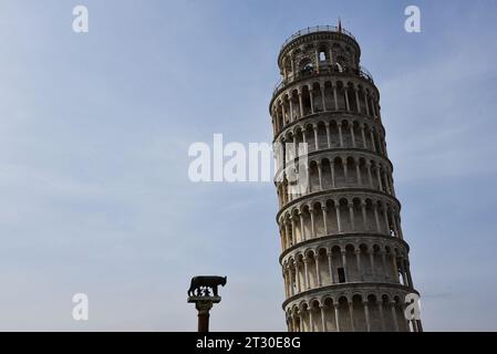 Pisa, Italien. September 2023. Statue von Romulus und Remus, die den Wolf Capitolina vor einem Abschnitt des Schiefen Turms säugen. Stockfoto