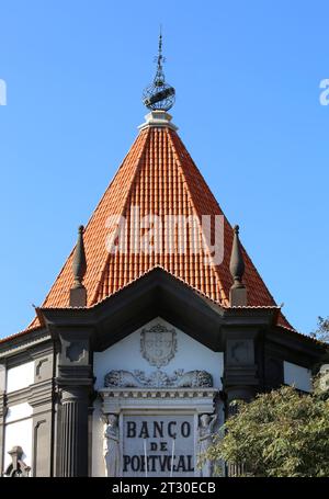 MADEIRA, PORTUGAL-11. DEZEMBER: Dach und Skulptur Details des Bank of Portugal Gebäudes mit blauem Himmel Hintergrund. Dezember 11,2014 auf Madeira Stockfoto