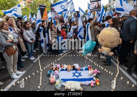 Madrid, Spanien. Oktober 2023. Menschen protestieren mit Plakaten und Fahnen, die Israel unterstützen. Die israelische Gemeinschaft in Madrid hat sich vor dem Abgeordnetenkongress versammelt, um die Freilassung der von der Hamas im Gazastreifen inhaftierten Gefangenen zu fordern. Die militante palästinensische Gruppe Hamas startete am 7. Oktober den größten Überraschungsangriff aus Gaza, der zu einer Kriegserklärung des israelischen Premierministers Benjamin Netanjahu führte. Quelle: Marcos del Mazo/Alamy Live News Stockfoto