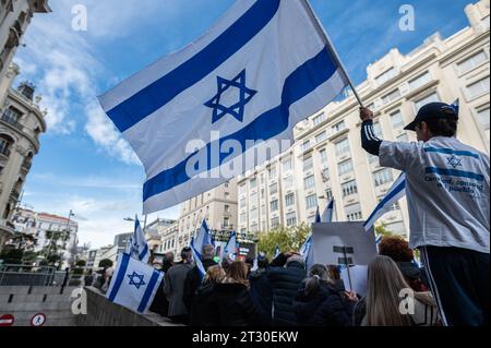 Madrid, Spanien. Oktober 2023. Menschen, die mit Flaggen protestieren, die Israel unterstützen. Die israelische Gemeinschaft in Madrid hat sich vor dem Abgeordnetenkongress versammelt, um die Freilassung der von der Hamas im Gazastreifen inhaftierten Gefangenen zu fordern. Die militante palästinensische Gruppe Hamas startete am 7. Oktober den größten Überraschungsangriff aus Gaza, der zu einer Kriegserklärung des israelischen Premierministers Benjamin Netanjahu führte. Quelle: Marcos del Mazo/Alamy Live News Stockfoto