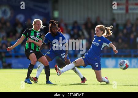 Pauline Bremer von Brighton und Hove Albion (links) spürt Druck von Chelsea's Jelena Cankovic Chelsea und Chelsea's Sjoeke Nusken (rechts) während des Spiels Chelsea FC Women gegen Brighton & Hove Albion Women FC WSL in Kingsmeadow, Wheatsheaf Park, London, Großbritannien am 22. Oktober 2023 Credit: Every Second Media/Alamy Live News Stockfoto