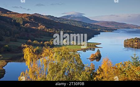 Queens View, in der Nähe von Pitlochry, Perth und Kinross, Schottland, Großbritannien. Oktober 2023. Das nach dem Sturm ruhige, herbstliche Laub scheint das jüngste stürmische Wetter überlebt zu haben, das außergewöhnlich starke Winde und sintflutartige Regenfälle brachte. Foto: Loch Tummel mit einem schneebedeckten Schiehallion-Berg im Hintergrund. Stockfoto