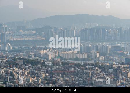 Smogverschmutzung und Stadtbild der südkoreanischen Hauptstadt Seoul am 14. Oktober 2023 Stockfoto