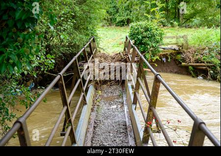 Ein kleiner Fluss überflutete nach starken Regenfällen als Folge des Sturms Babet, der Großbritannien traf. Stockfoto