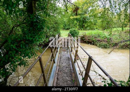 Kleiner Fluss in Hochwasser nach starken Regenfällen als Folge des Sturms Babet traf Großbritannien. Stockfoto