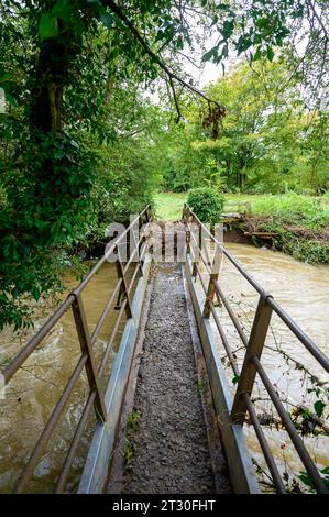 Kleiner Fluss in Hochwasser nach starken Regenfällen als Folge des Sturms Babet traf Großbritannien. Stockfoto